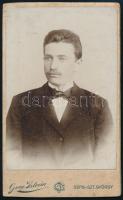 cca 1890 Férfiportré, keményhátú fotó Gere István sepsiszentgyörgyi műterméből, hátoldalon feliratozva, 11×6,5 cm
