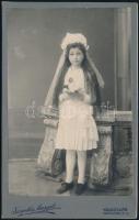 cca 1910 Elsőáldozó kislány, keményhátú fotó Szigethy Margit kolozsvári műterméből, 16,5×10,5 cm
