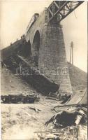 1931 Biatorbágy, Torbágy; Felrobbantott vasúti híd Matuska Szilveszter merénylete után, mozdony maradványok / Blown up viaduct with the ruins of the train. photo