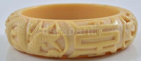 Csont karkötő, faragott, figurális. d: 8,5 cm