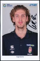 Vogel Soma (1997-) Európa-bajnok magyar válogatott vízilabdázó aláírása az őt ábrázoló képen