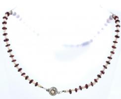 Nyaklánc gránát és gyöngyökkel, ezüst szerelékkel 43 cm