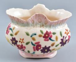 Virágmintás porcelán bonbonier, kézzel festett, jelzés nélkül, kopásnyomokkal, apró lepattanással, 13x7,5x9,5 cm