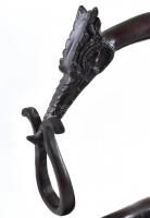 Nagy méretű faragott fa dísz / bortartó, kéz formájú, sárkányos afrikai fa faragvány. 40x35 cm