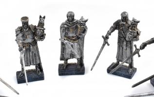 A kerekasztal lovagjai, 11 db lovag figura, kisebb kopásnyomokkal, m: 10,5 cm