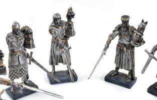 A kerekasztal lovagjai, 11 db lovag figura, kisebb kopásnyomokkal, m: 10,5 cm