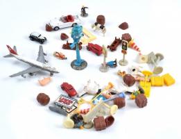 Kis játék tétel: repülő, autók, közlekedési táblák, terepasztal tartozékok, figurák
