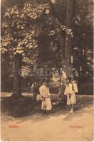 1911 Szliács, Sliac; Park részlet, folklór. 13. A "Magyar Bazár" Waktor Sámuel kiadása / park, folklore (EK)