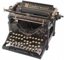 cca 1915 Underwood amerikai hordozható írógép, kopott állapotban, magyar billentyűzettel, eredeti, 31x30x22 cm / Underwood US typewriter with Hungarian keyboard, with some wear, 31x30x22 cm