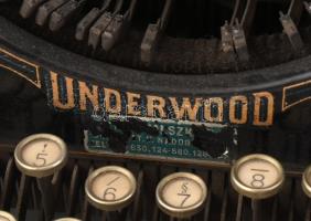 cca 1915 Underwood amerikai hordozható írógép, kopott állapotban, magyar billentyűzettel, eredeti, 3...