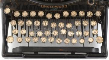 cca 1915 Underwood amerikai hordozható írógép, kopott állapotban, magyar billentyűzettel, eredeti, 3...