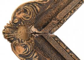 Dekoratív, historizáló fa keret gipsz rátéttel, sérült. Belső méret: 61x82 cm