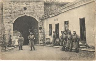 Österr.-ung. Wache im Schloßhofe des königlichen Konak von Belgrad / WWI Austro-Hungarian K.u.K. military, guard in the courtyard of the royal Konak in Beograd. Phot. J. Perscheid (lyuk / pinhole)