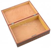 Faragott fa doboz, kopásnyomokkal, 26×17×7 cm