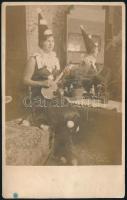 1932 Rákospalota, hölgy tükör előtt jelmezben gitárral, fotólap, 13×8 cm