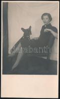 cca 1930-1940 Kiskunfélegyháza, fiatal hölgy kutyával, fotólap, 13,5×8 cm