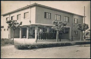 cca 1930-1940 Magyar királyi katonák egy szentesi laktanyánál, fotó, 9×13 cm