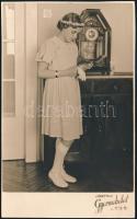 1939 Kislány asztali óra előtt, fotólap, 13,5×8,5 cm