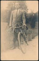cca 1920 Kerékpáros férfi, fotólap, 14×8,5 cm