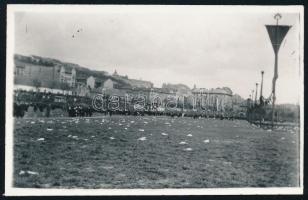 1919. május 1. Budapest, Vérmező, ünnepség után, fotó, későbbi előhívás, 5,5×8 cm