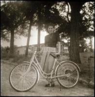 Kerékpárral, 3 db fotónegatív, 6×6 cm