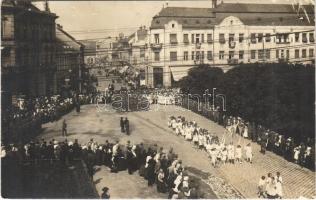 1916 Kaposvár, katonák a háborúba indulnak, díszfelvonulás az utcán. photo