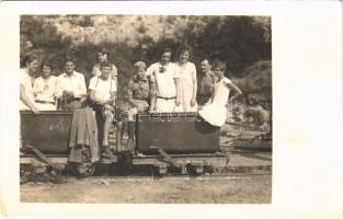 1927 Badacsonytomaj, kisvasút, kiránduló család csillékkel. photo