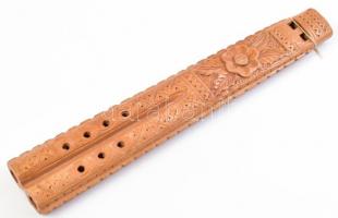 Díszesen faragott fa, kétágú furulya, h: 31 cm