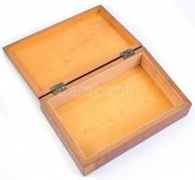 Doboz. Intarziás lakkozott fa. 26x17x7 cm