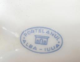 2 db porcelán kutya, kézzel festett, egyik jelzett, kis kopásnyomokkal, m: 12 cm
