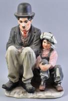Poema Artistic porcelain Emil Cretu: Chaplin és A kölyök, biszkvit porcelán, kézzel fetsett jelzett, hibátlan m: 27 cm