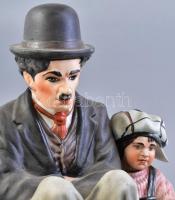 Poema Artistic porcelain Emil Cretu: Chaplin és "A kölyök", biszkvit porcelán, kézzel fets...