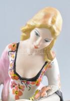 Azonosítatlan jelzéssel: Virágos lányka. biszkvit porcelán, kézzel fetsett jelzett, hibátlan 21 cm