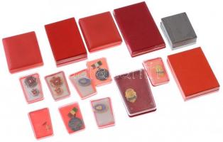 27db vegyes, főleg szocialista jelvény, kitüntetés sok tokkal, közte "Díszszemle 1964" zom...