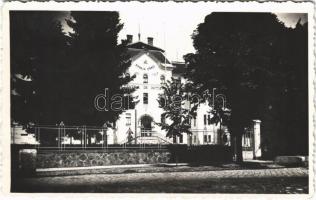 Sepsiszentgyörgy, Sfantu Gheorghe; Straja Tarii, Centrul de Initiere, "Credenta si munca pentru tara si Rege" / Paramilitáris ifjúsági szervezet palotája / Romanian paramilitary youth organization's palace. photo + "1940 Sepsiszentgyörgy visszatért" So. Stpl.