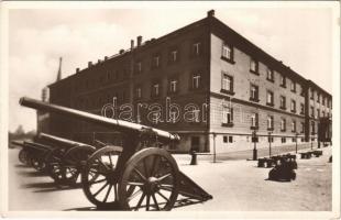 Budapest I. Vár, Hadtörténeti múzeum, ágyúk