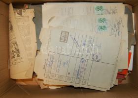 Papírrégiség tétel: háború előtti és alatti érdekes újságok, folyóiratok, húskönyvek, marhalevelek, okmánybélyegek stb. érdemes megnézni!!