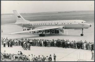 1958 Tupolev Tu-104 CCCP-L5414 repülőgép fotója, 2 db, albumlapra ragasztva, 12×18 cm