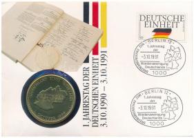 Németország 1990. Egység, jog, szabadság / Németország, egyesített haza aranyozott fém emlékérem, borítékban, első napi bélyegzős bélyeggel T:1 Germany 1990. Einigkeit und Recht und Freiheit / Deutschland einig Vaterland gilt medallion in envelope with first day stamp C:UNC