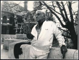 1983 Leonard Bernstein (1918-1990) zeneszerző, karmester, zongoraművész 2 db fotója, az egyiken a Halászbástya háttérben a Mátyás templommal, Zeneakadémia, 17x22,5 cm és 17x23,5 cm