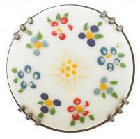 Virágmintás festett porcelán bross, kopásnyomokkal, fém részen kis rozsdával, d: 4,5 cm