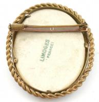 Limoges porcelán kitűző réz keretben, jelzett, 5,5×4,5 cm