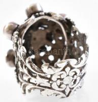 Ezüst(Ag) gyűrű, korall berakással, jelzés nélkül, méret: 53, bruttó: 11,18 g