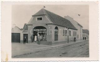 1938 Feketehalom, Zeiden, Codlea; utca, Alois Taborsky üzlete / street, shop. photo (EK)