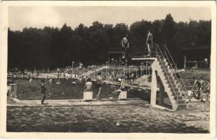 Szliács, Sliac; Plaváren / strand, uszoda, fürdőzők, ugródeszka / swimming pool, bathers (EK)