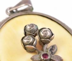 Ezüst(Ag) medál, csont berakással, jelzés nélkül, 3,5×2,5 cm, bruttó: 4,9 g