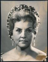 Keleti Éva (1931-): Ágai Karola (1927-2010) Liszt Ferenc- és Kossuth-díjas opera-énekesnő fotója, a hátoldalán pecséttel jelzett, 13x10 cm