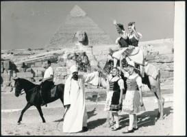 cca 1970 Magyaros ruhába öltözött lányok a piramisoknál, Eifert János pecséttel jelzett felvétele, felületén törésnyomok, 13×18 cm