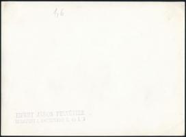 cca 1970 Magyaros ruhába öltözött lányok a piramisoknál, Eifert János pecséttel jelzett felvétele, f...