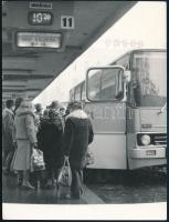 cca 1970 Budapest, új utastájékoztató az Engels téri pályaudvaron, hátoldalon feliratozott MTI sajtófotó, 12×9 cm